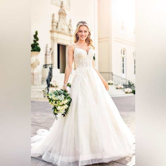 Stella York Dresses & Skirts - Beautiful never worn or altered wedding dress that needs new home :)